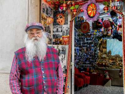 La sua stazza, i suoi lunghi capelli bianchi e la folta barba completano un look gi� di suo molto natalizio, con pantaloni, camicia e gilet rigorosamente rossi